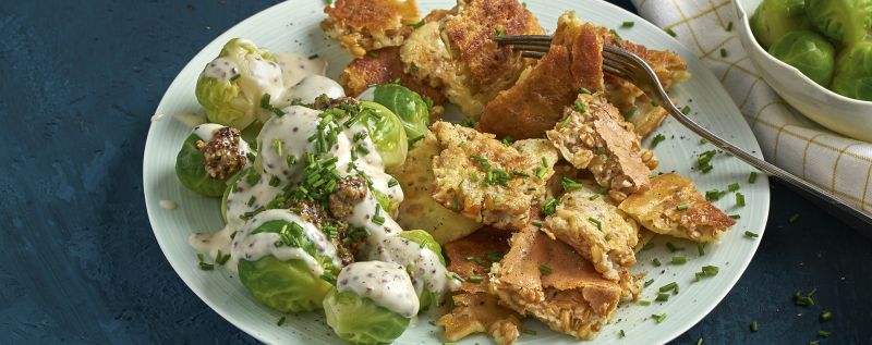 1 21 Einkorn Schmarrn Mit Rosenkohl In Senf Bechamelsosse 1920x760px E34c5192