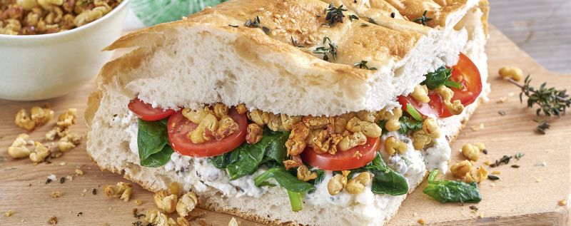 3 20 Gefuelltes Fladenbrot Mit Rosinen Feta Creme 1920x760px 3a3f2997