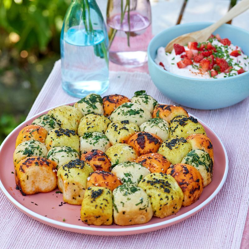 3 24 Bunte Zupfbroetchen Mit Erdbeer Spundekaes 1600x1600px 36d80f19