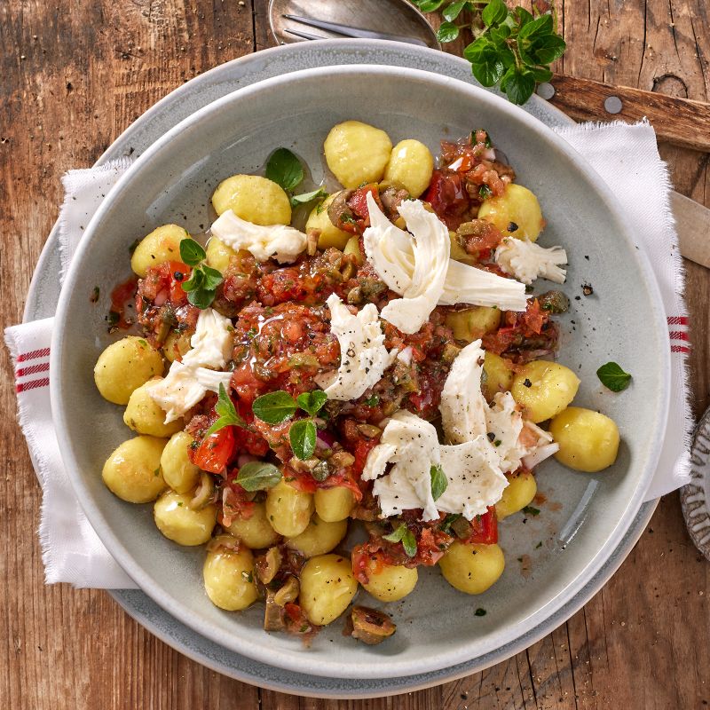 4 23 Gnocchi Mit Kalter Tomatensosse Alla Calabrese 1600x1600px Ccace253