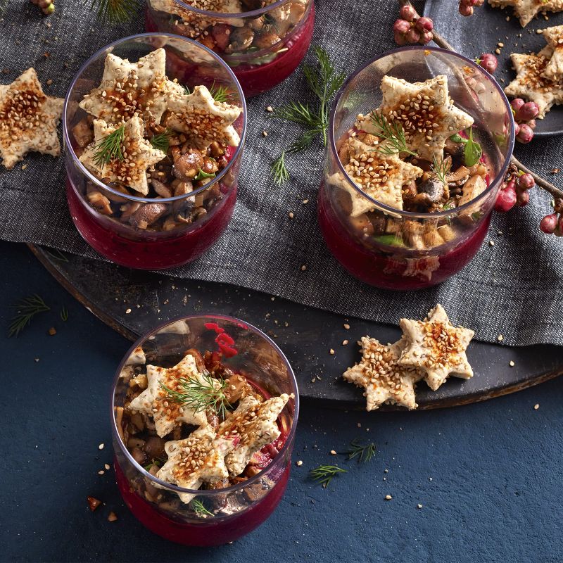 6 23 Balsamico Pilze Auf Rote Bete Creme Mit Knusprigen Sesamsternen 1600x1900px 7f0e80f3