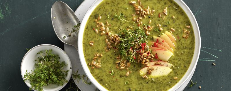6 23 Gruenkohlcremesuppe Mit Apfel Sonnenblumenkern Topping 1920x760px 0211fe72
