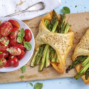 3 22 Spargeltaschen Mit Pesto Rosso Und Tomatensalat 1600x1600px 8dfa663d