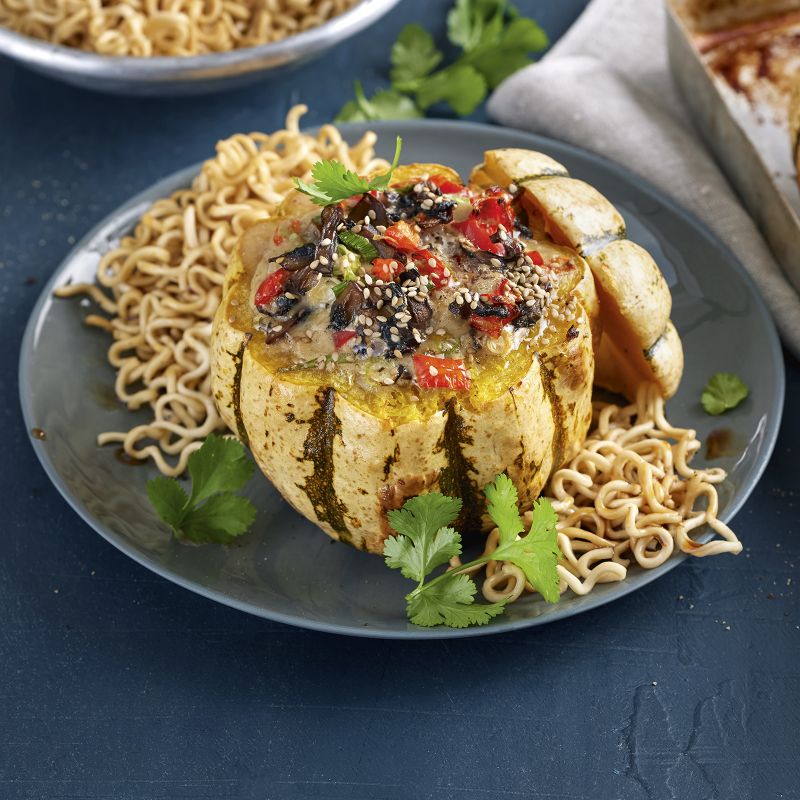 5 23 Mini Kuerbisse Mit Asiatischer Pilzfuellung Auf Mie Nudelbett 1600x1600px Fe2cbbb1