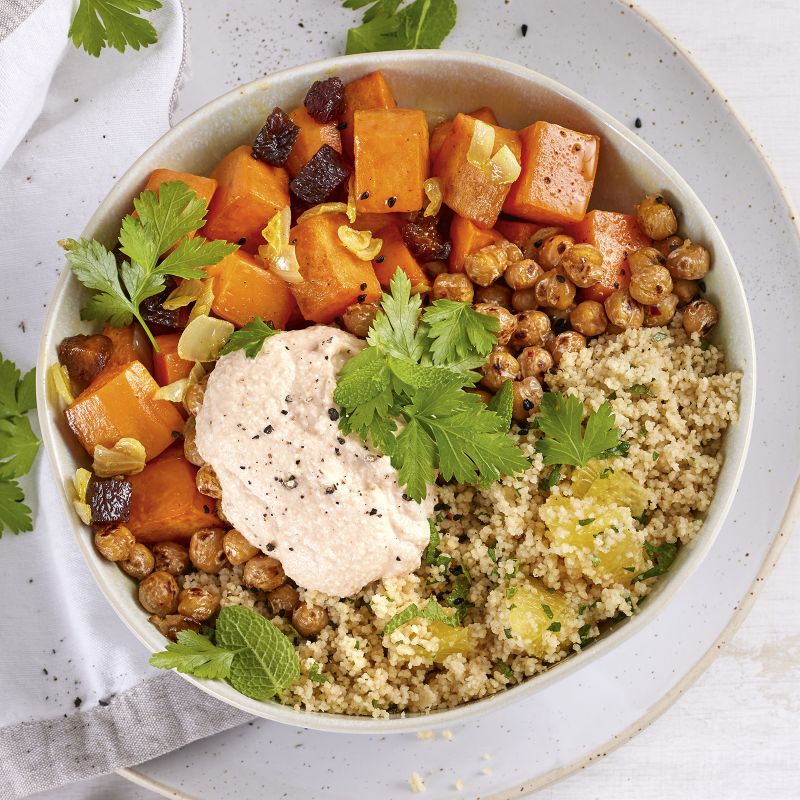 1 22 Suesskartoffel Couscous Bowl Mit Knusprigen Kichererbsen 1600x1600px 22678785
