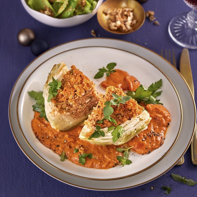 6 22 Gefuellter Weisskohl Mit Quinoa Auf Tomatensosse 1600x1600px 955b701e