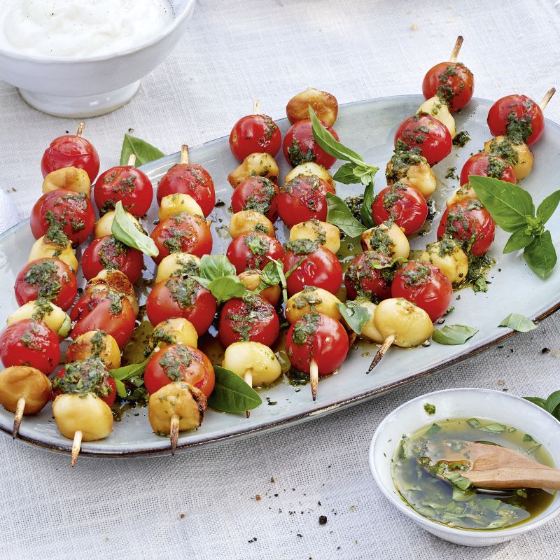 3 23 Kaese Tomaten Spiesse Mit Basilikumoel 1600x1600px 7602c1c8