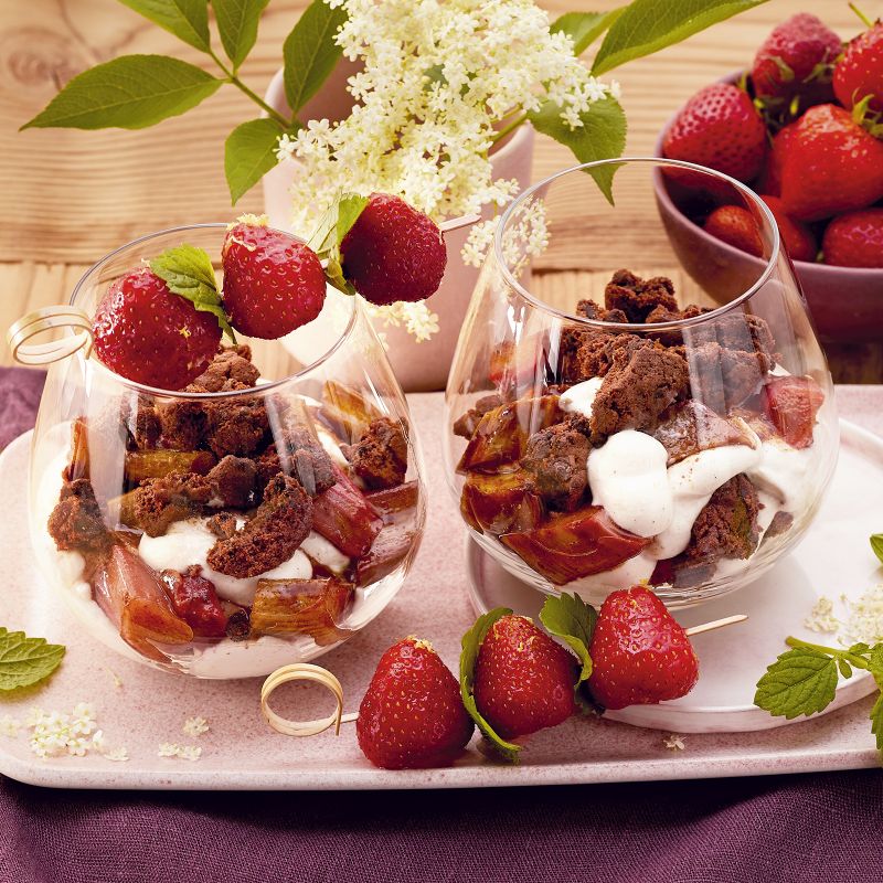 3 21 Kaesekuchencreme Mit Ofenrhabarber Und Erdbeerspiessen 1600x1600px Ce46b11d