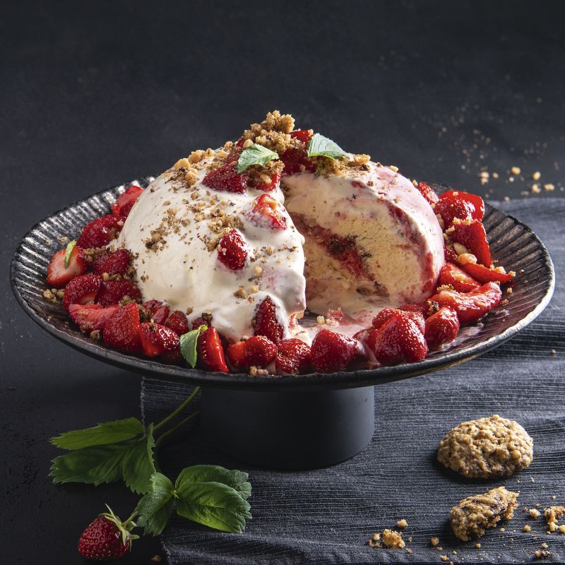 3 22 Erdbeer Eisbombe Mit Schokokeksen Und Erdnuessen 1600x1600px 34c871fc