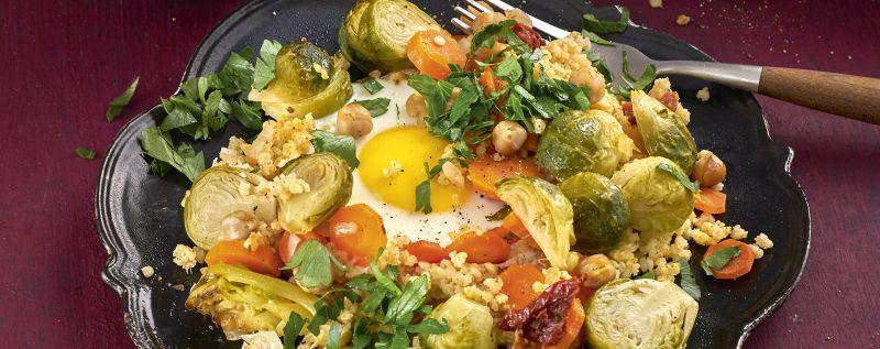 1 21 Rosenkohl Moehren Hirse Blech Mit Spiegelei 1920x760px D0ddcca5