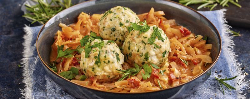 1 22 Wei%C3%9Fkohl Schmortopf Mit Semmelkn%C3%B6deln 1920x760px 7748c171