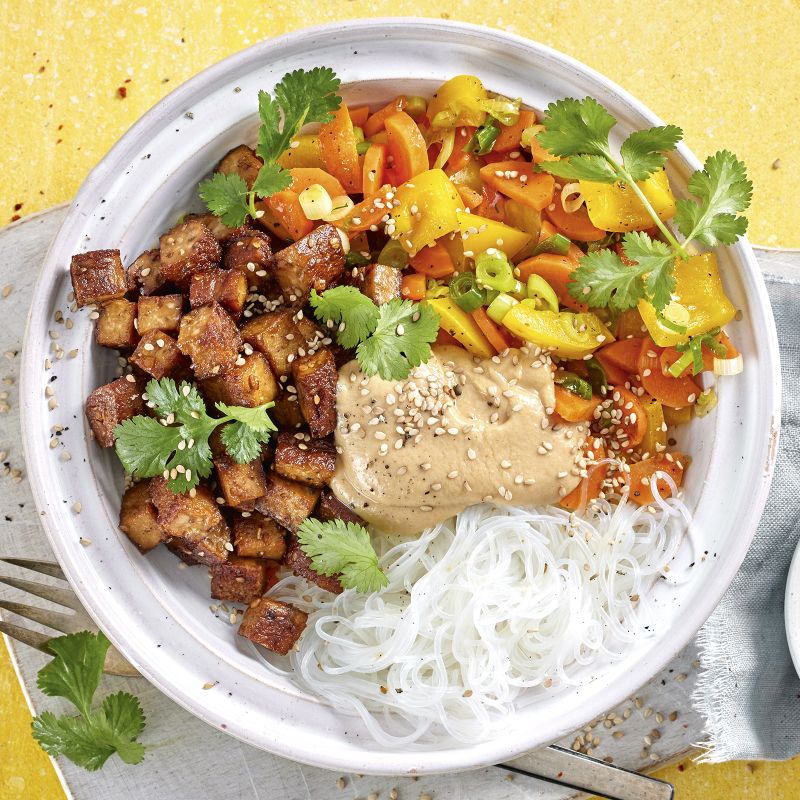 3 23 Asiatische Bowl Mit Glasnudeln Und Erdnuss Sosse 1600x1600px B51ba8fc