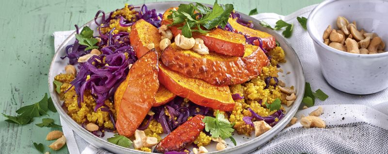1 23 Ofenkuerbis Auf Rotkohl Orangen Quinoa 1920x760px 432f1250