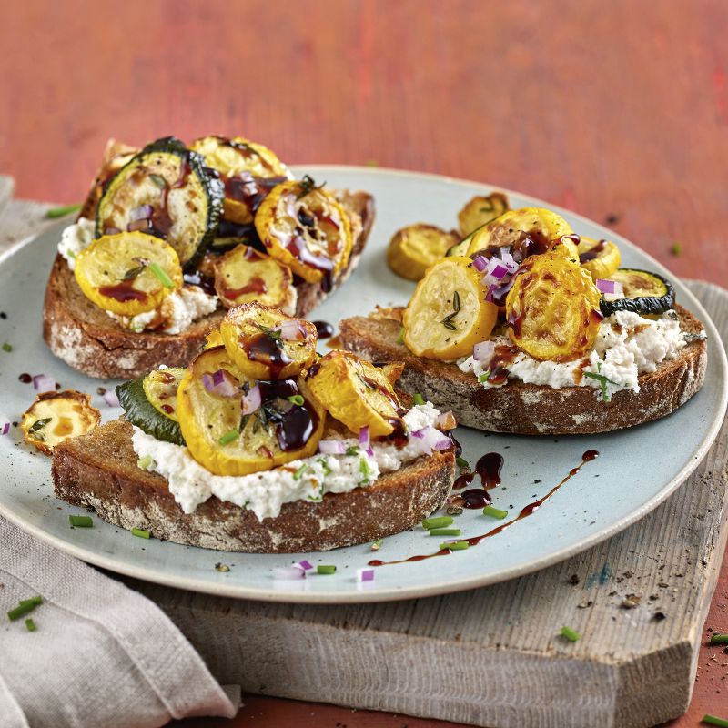 4 23 Bruschetta Mit Zucchini Und Mandelcreme 1600x1600px D32fef85