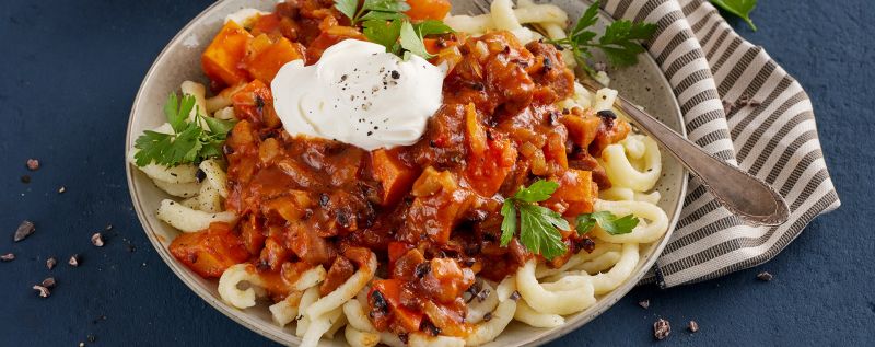 5 23 Kuerbis Maronen Gulasch Mit Kakaonibs Und Spaetzle 1920x760px A928d1c6