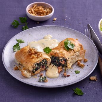 1 25 Kleine Walnuss Strudel Mit Blauschimmelkaesesosse 1600x1600px 1fbbe6d8