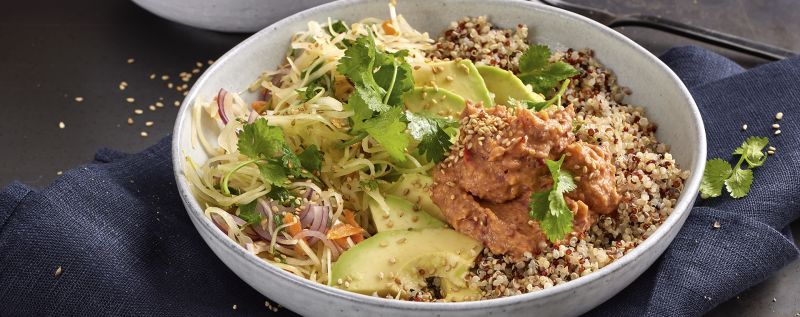 1 22 Bowl Mit Weisskohlsalat Quinoa Und Bohnendip 1920x760px 1898f0c7