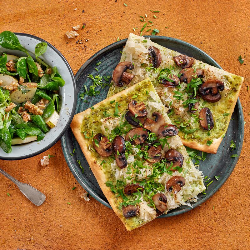 Schneller Flammkuchen mit Sauerkraut und Pilzen, dazu Feldsalat mit Walnüssen und Birnen.