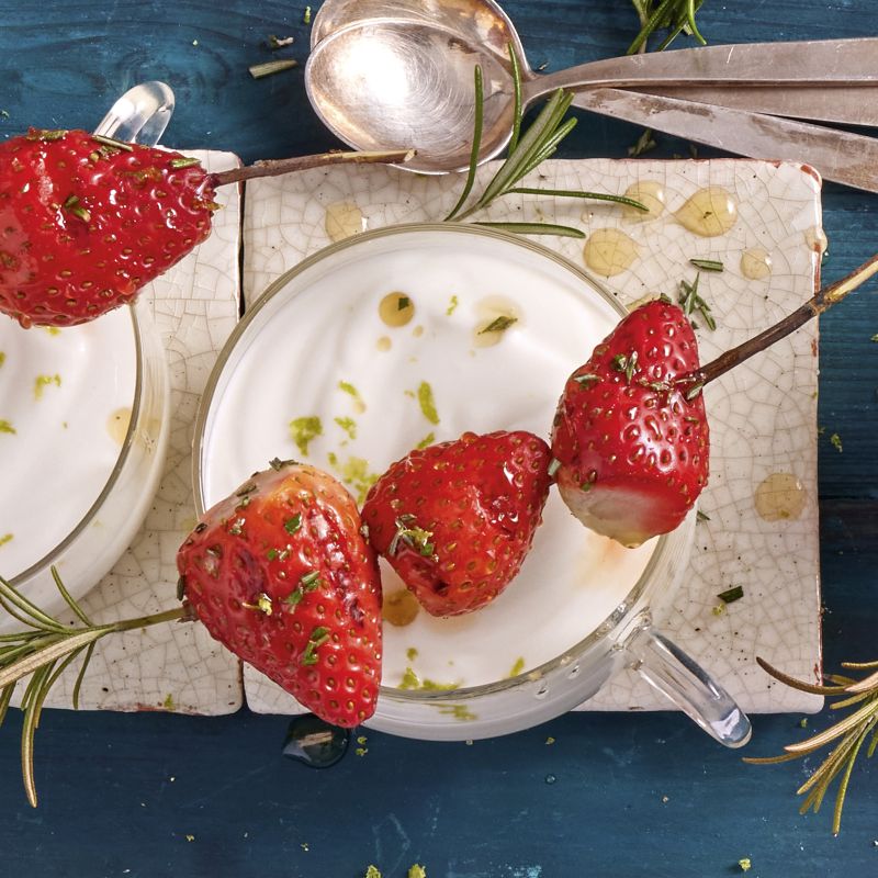3 22 Erdbeer Rosmarin Spiesse Mit Kokosquark 1600x1600px 239e4aba