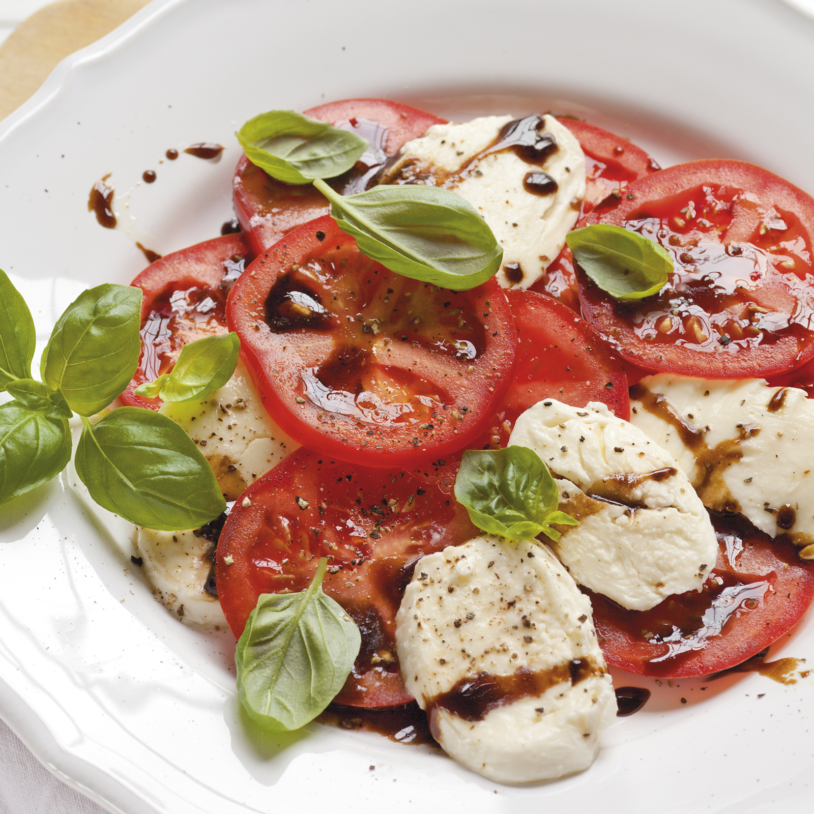 4 12 Caprese Mit Espresso Balsamico Vinaigrette 1600x1600px