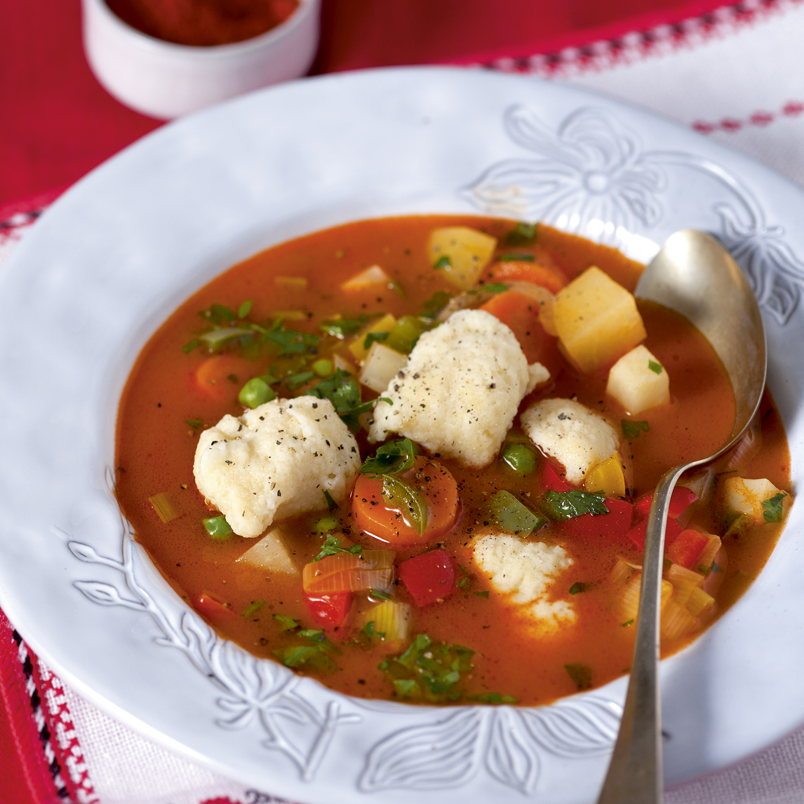 2 13 Gemuesesuppe Mit Griessnockerln 1600x1600px