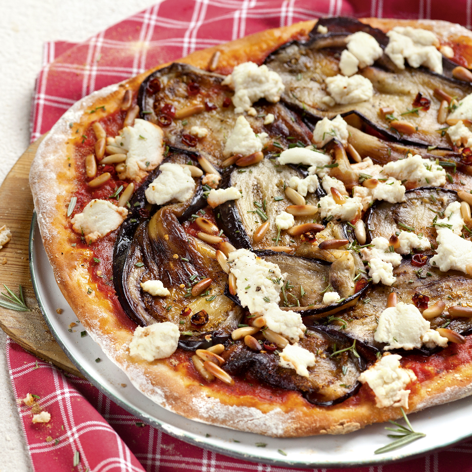 4 13 Auberginenpizza Mit Ricotta Und Chili 1600x1600px