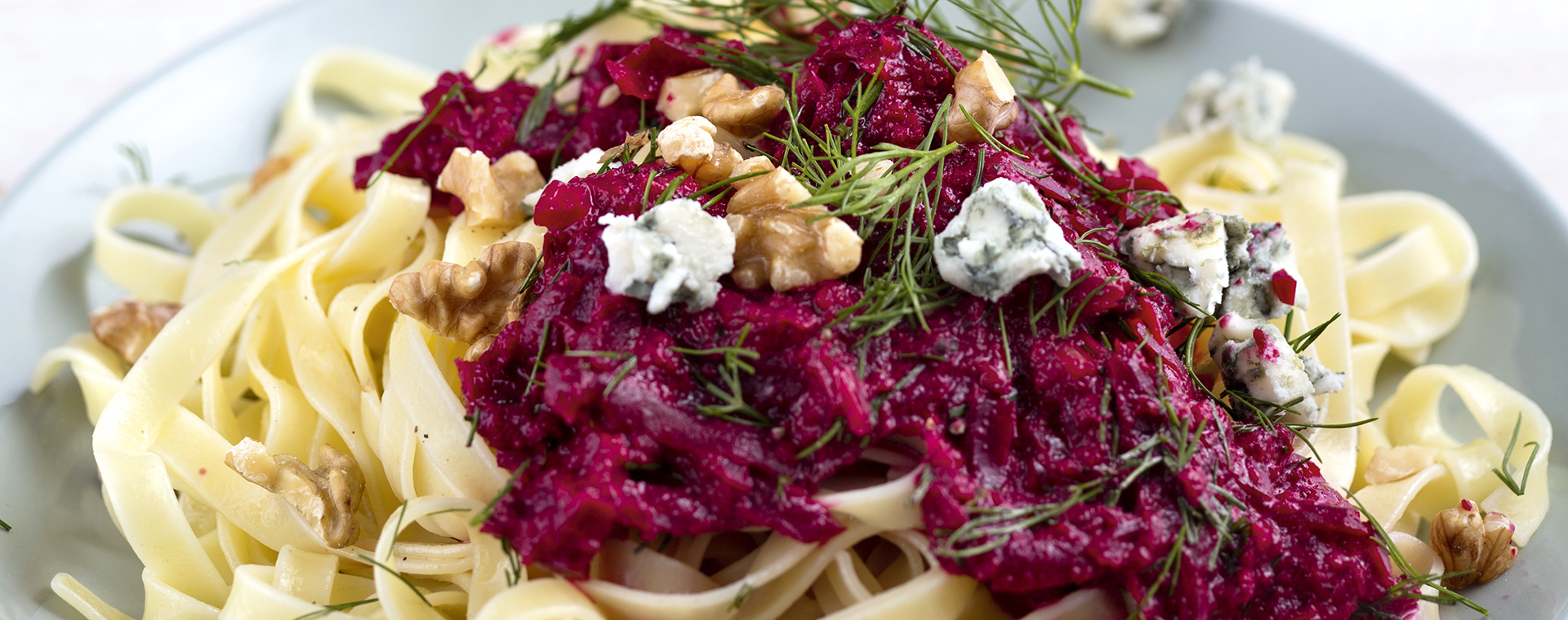 5 14 Bandnudeln Mit Rote%20Bete Roquefort Sosse 1920x760px