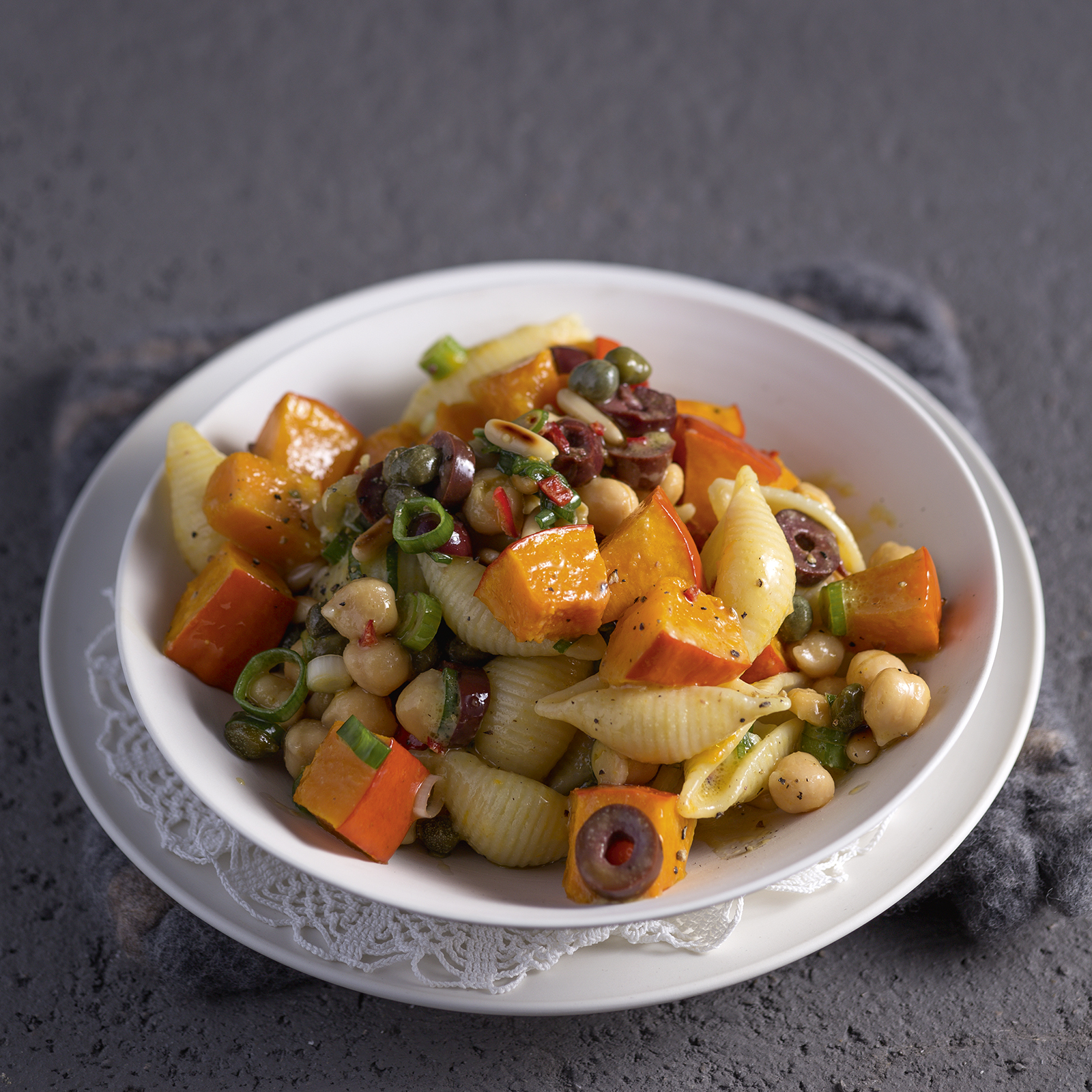 1 15 Pasta Salat Mit Kuerbis Kichererbsen Und Kapern 1600x1600px