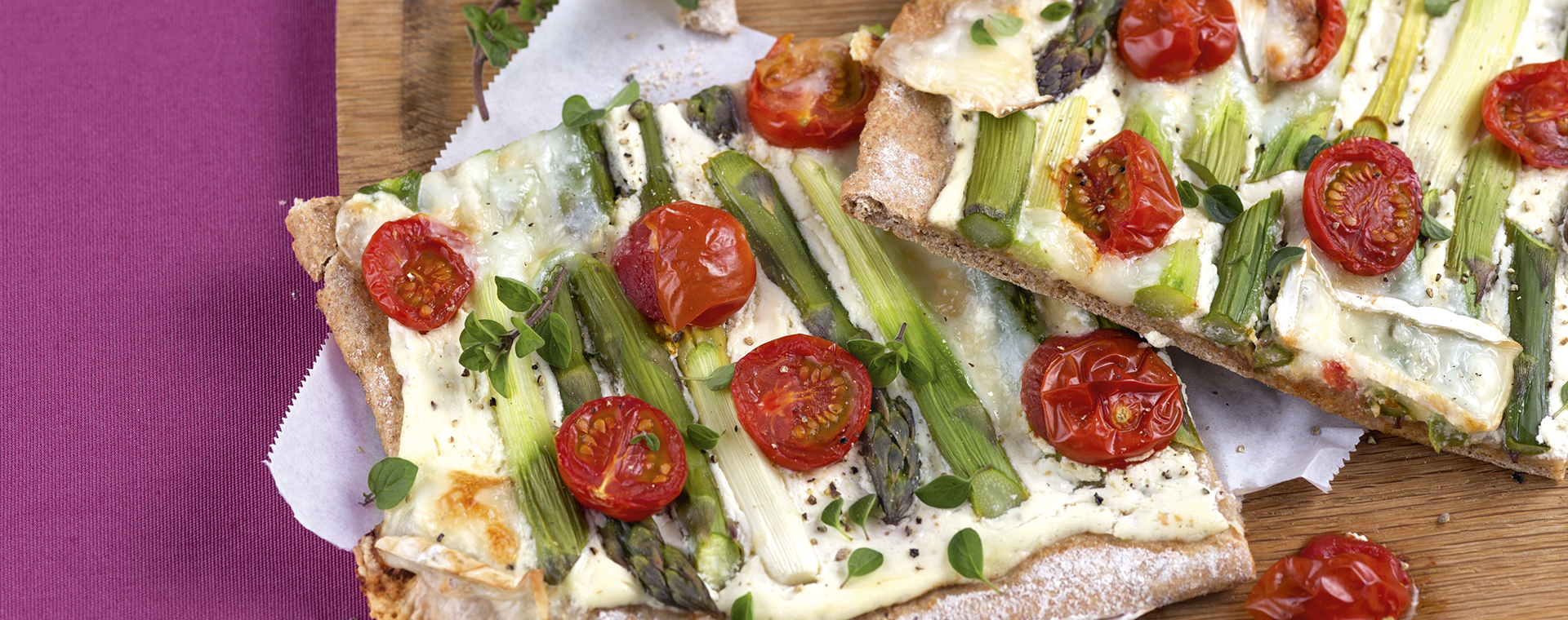 3 15 Fladen Mit Spargel Und Kirschtomaten 1920x760px