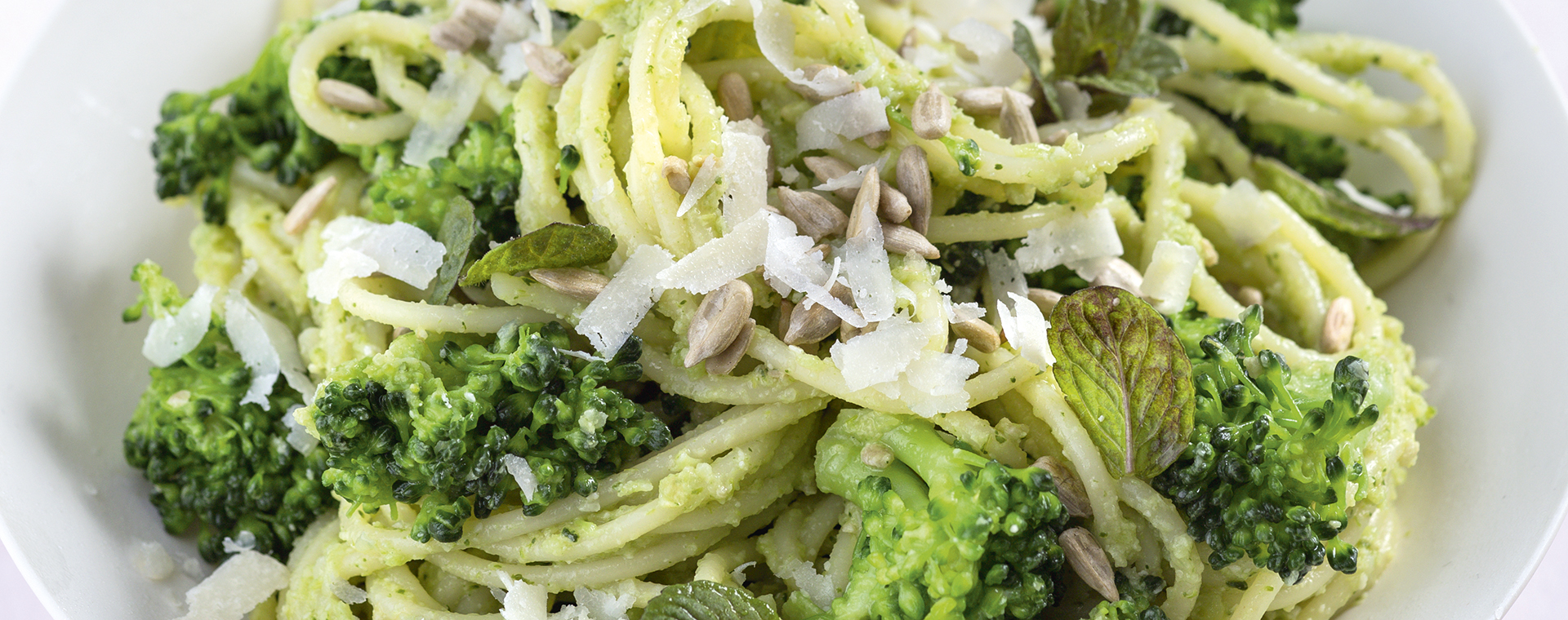 4 16 Pasta Mit Brokkoli Minz Pesto 1920x760px
