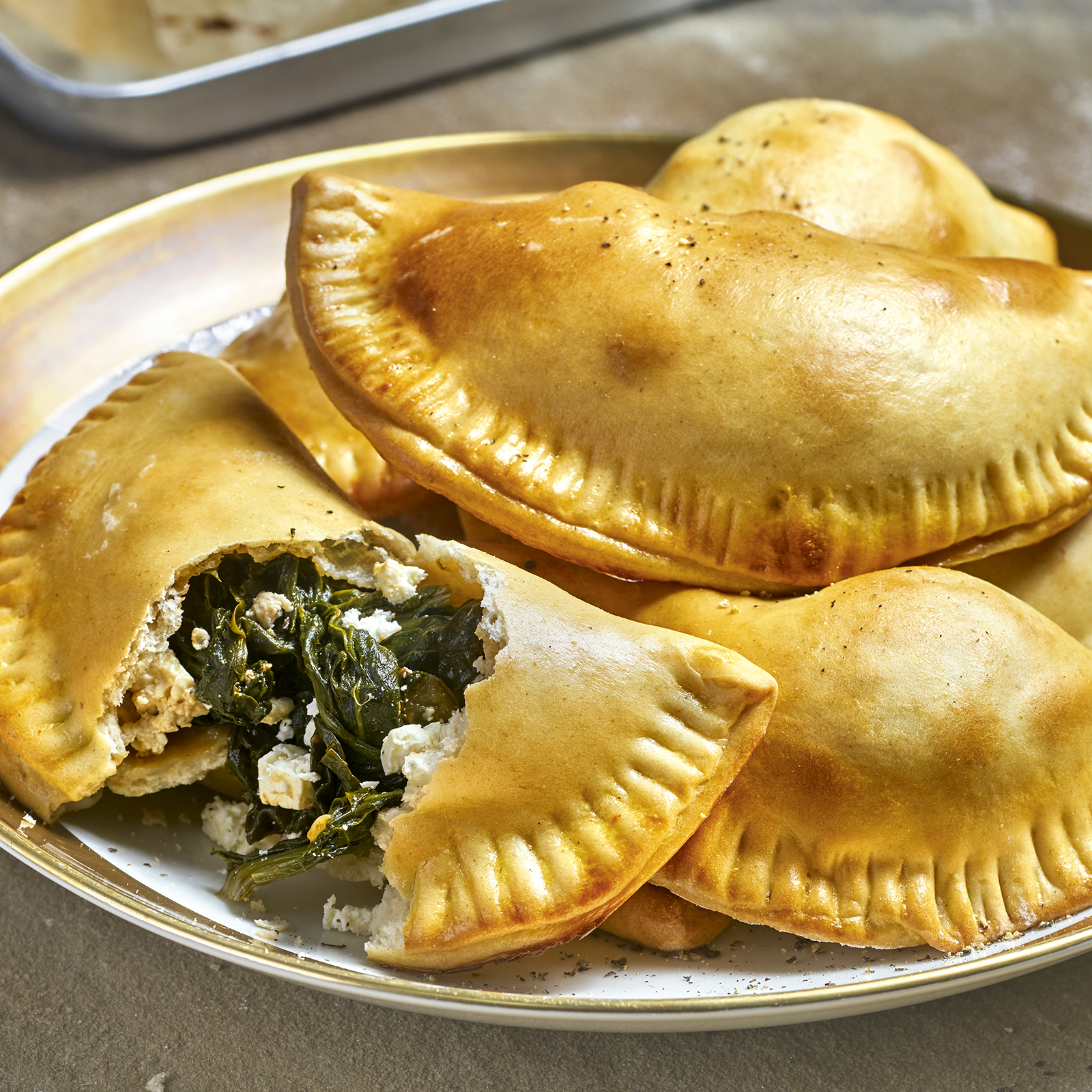 3 17 Teigtaschen Mit Feta Spinat Fuellung 1600x1600px
