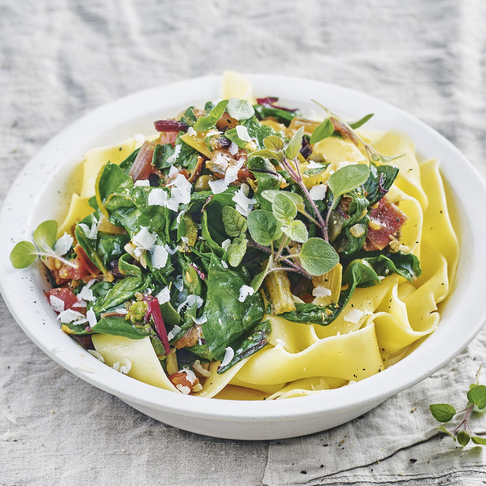 4 17 Bandnudeln Mit Mangold Tomaten Sosse 1600x1600px