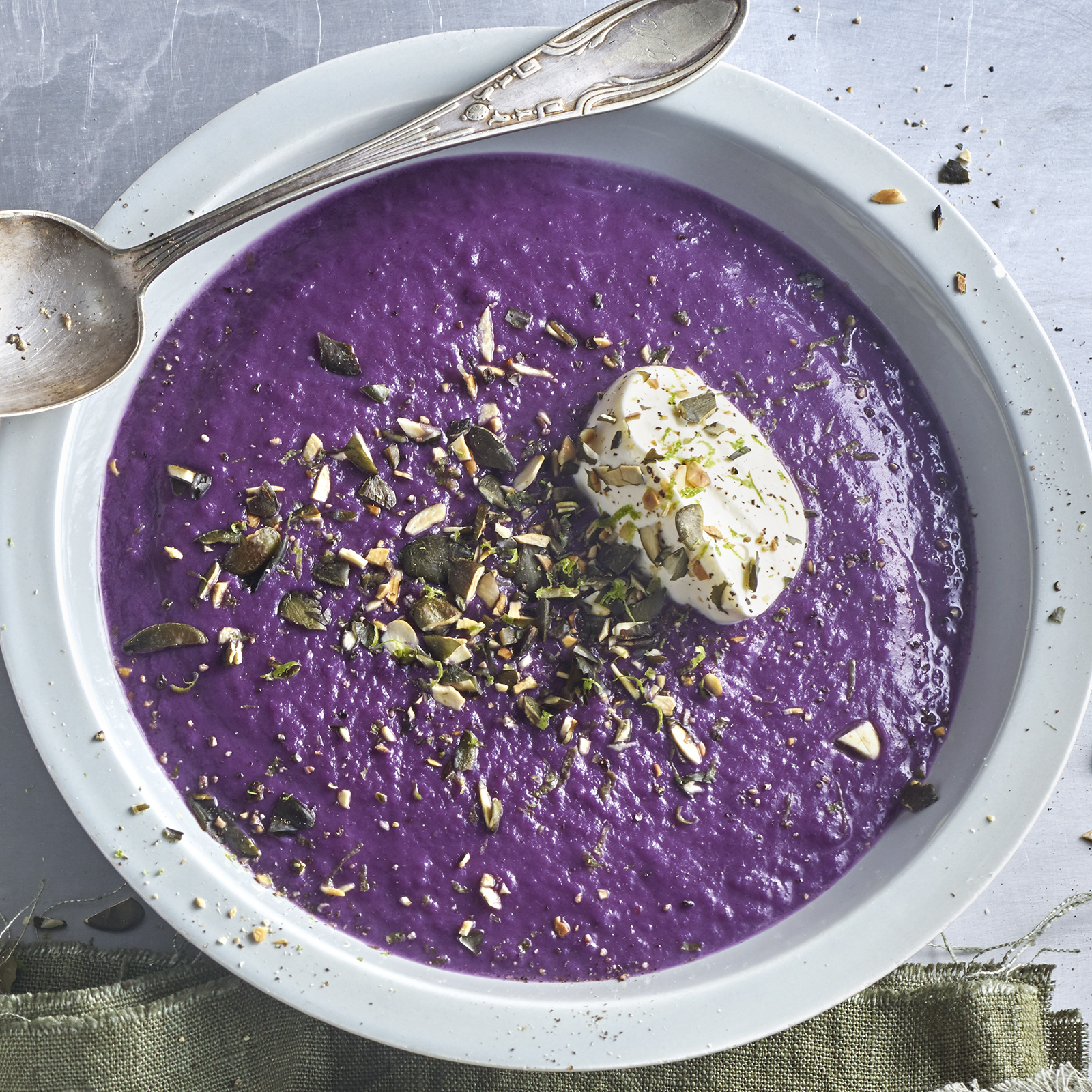 1 18 Rotkohlsuppe Mit Kuerbiskern Limetten Crunch 1600x1600px