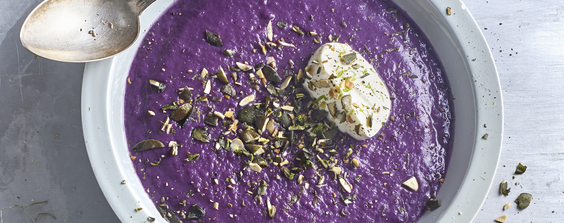 1 18 Rotkohlsuppe Mit Kuerbiskern Limetten Crunch 1920x760px