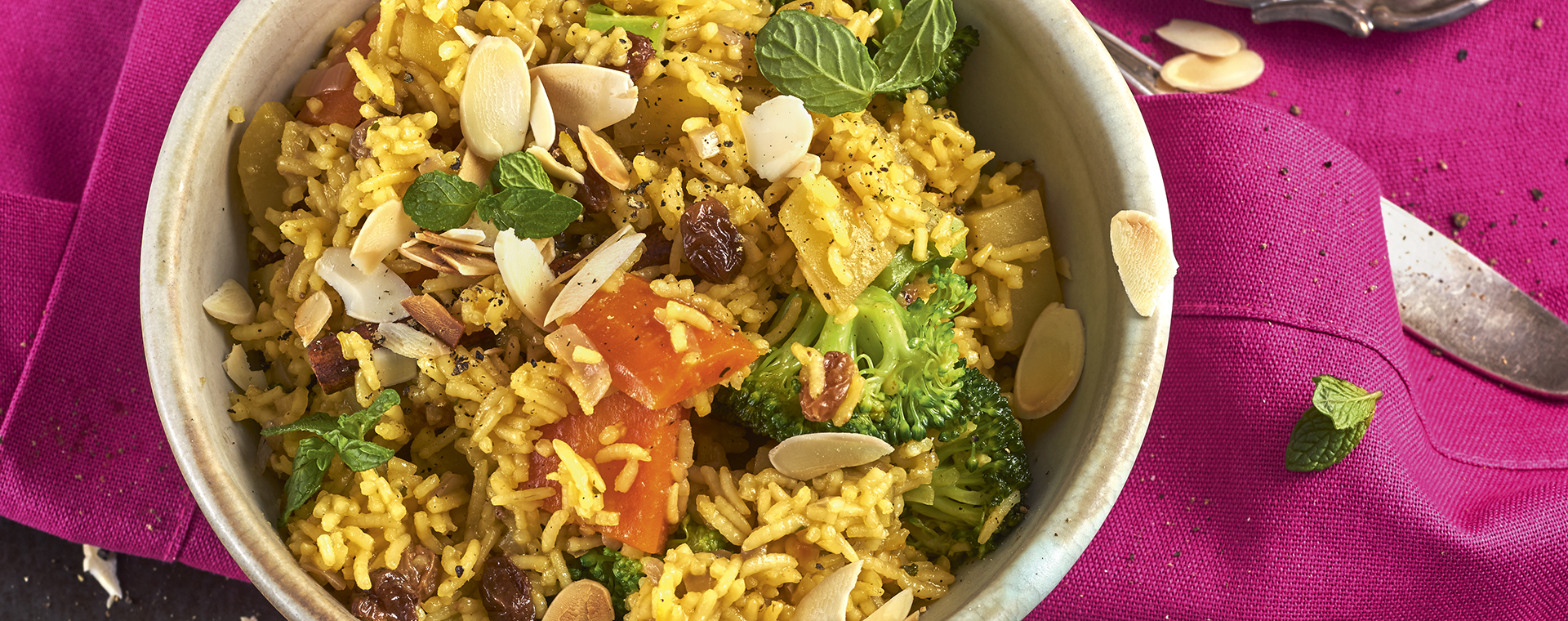 2 18 Bratreis Mit Mandeln Und Minzjoghurt 1920x760px