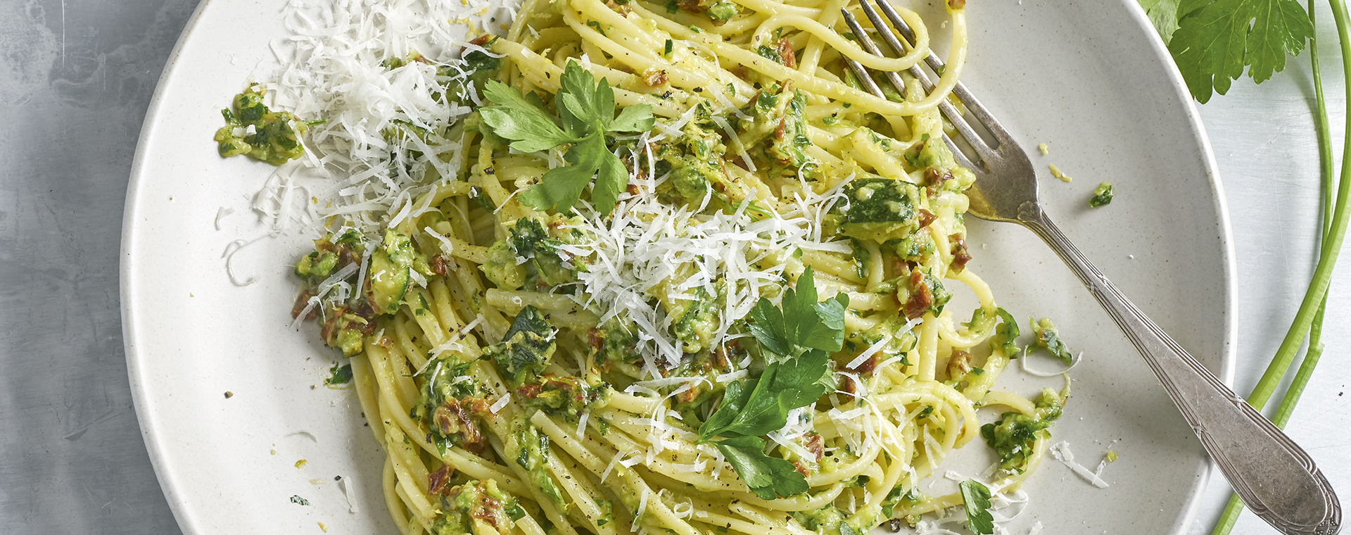 3 18 Pasta Mit Zucchini Petersilien Creme 1920x760px
