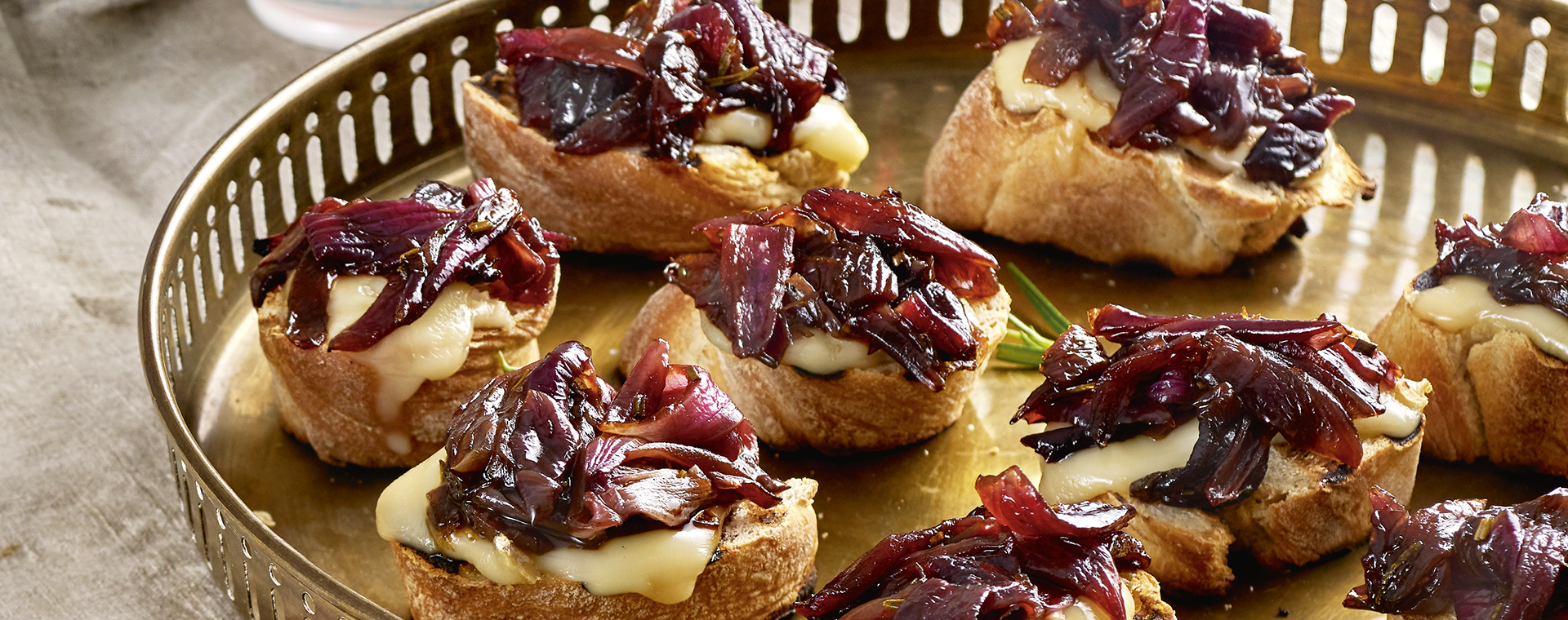 4 18 Bruschetta Mit Balsamico Zwiebeln 1920x760px