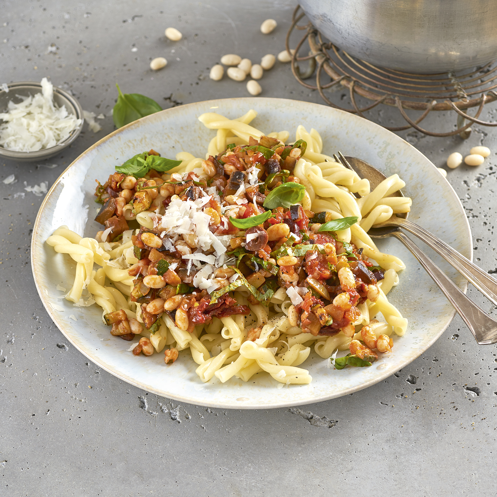 4 18 Pasta Mit Mediterranem Gemuese Bohnen Sugo 1600x1600px