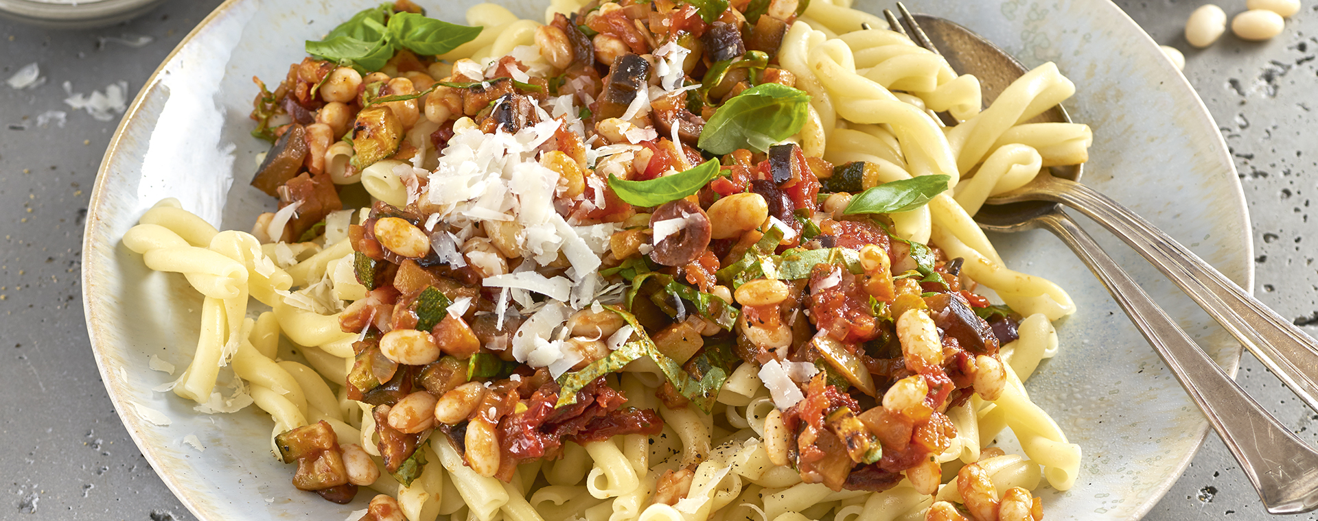 4 18 Pasta Mit Mediterranem Gemuese Bohnen Sugo 1920x760px