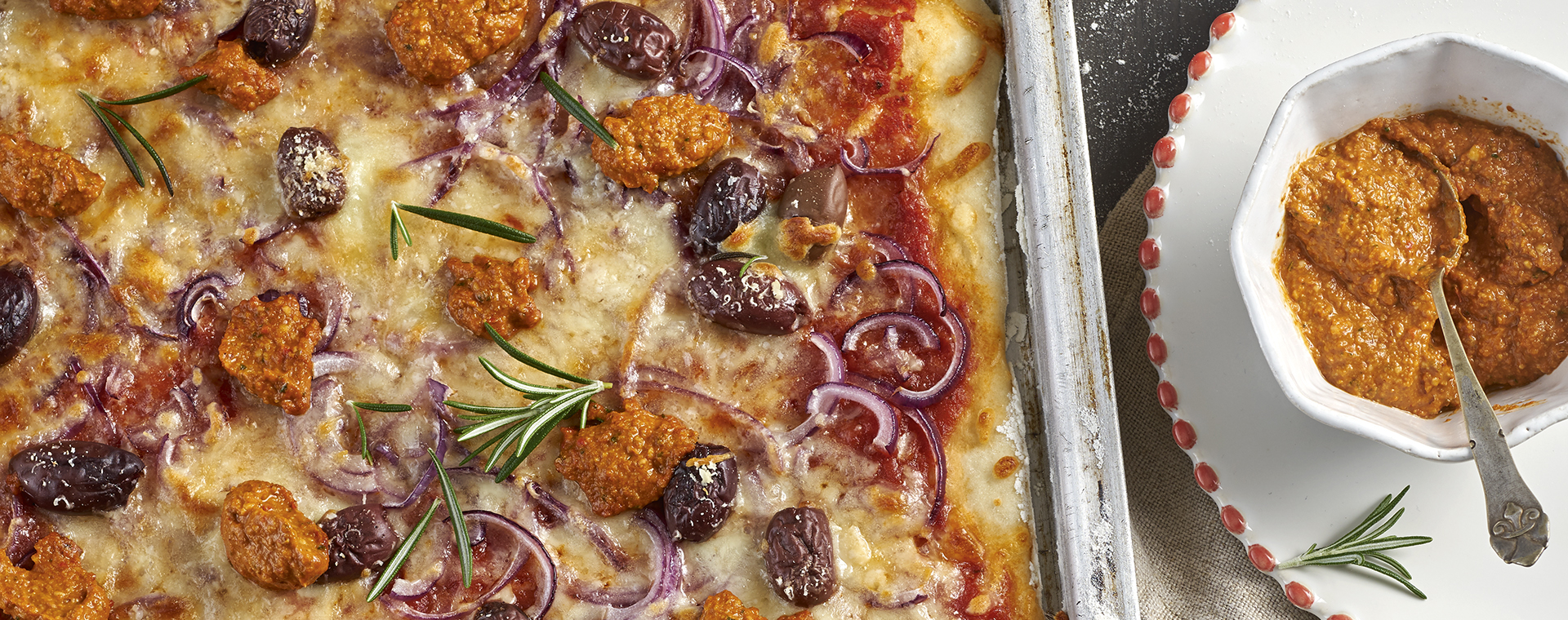 4 18 Sommerpizza Mit Paprika Rosmarin Pesto 1920x760px