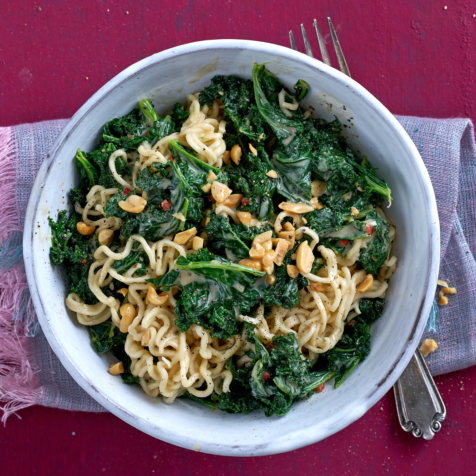 1 19 Gruenkohl Erdnuss Nudel Bowl 1600x1600px