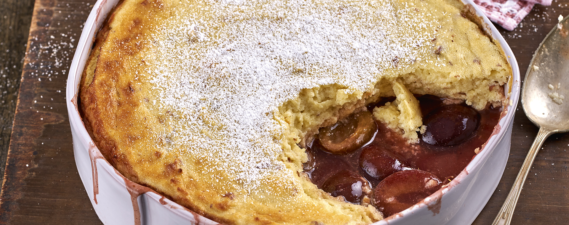 1 19 Mandel Griess Auflauf Mit Zimt Pflaumen 1920x760px