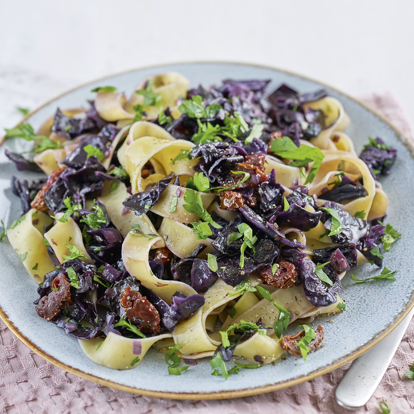 2 19 Bandnudeln Mit Geschmortem Rotkohl 1600x1600px