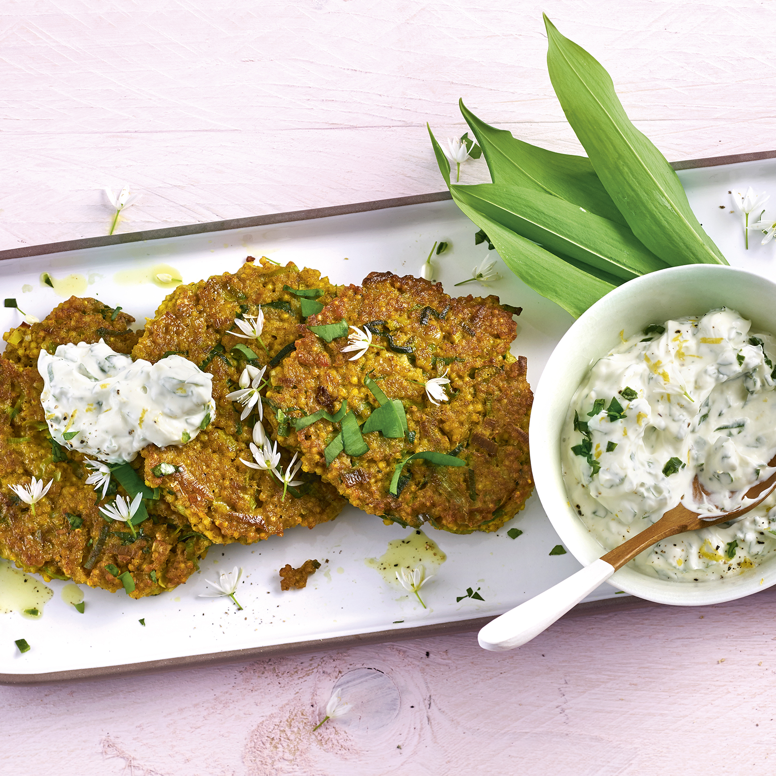 2 19 Hirse Lauch Bratlinge Mit Baerlauch Zitronen Quark 1600x1600px