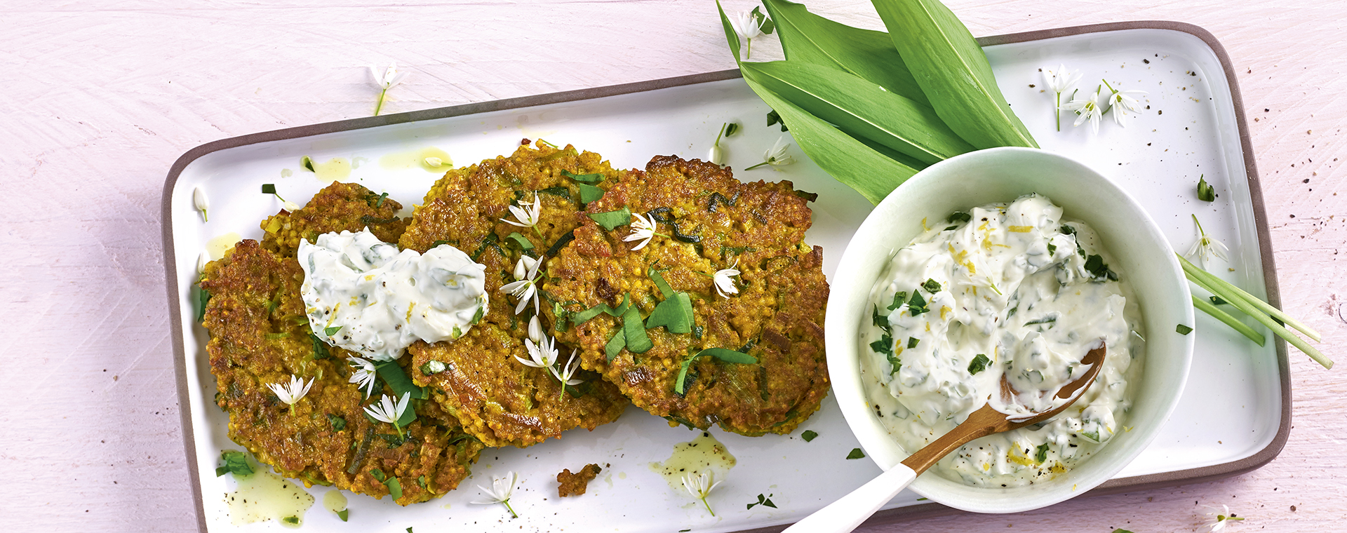 2 19 Hirse Lauch Bratlinge Mit Baerlauch Zitronen Quark 1920x760px