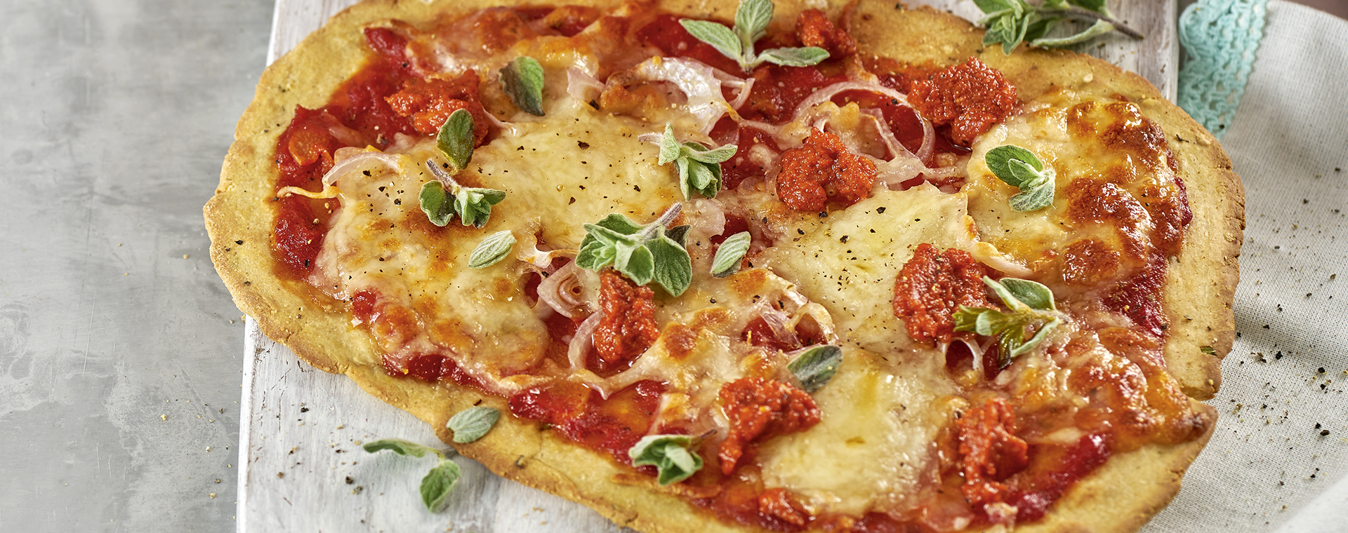 2 19 Kleine Mandelmehl Pizzen Mit Pesto Rosso 1920x760px