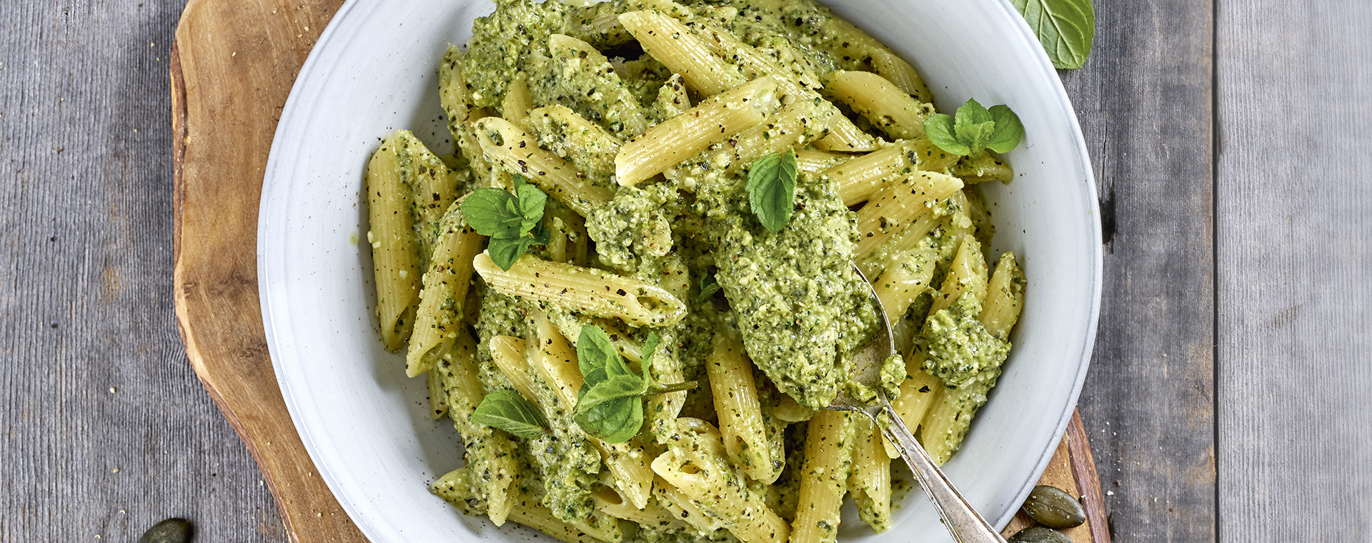 4 19 Pasta Mit Zucchini K%C3%BCrbiskern Pesto 1920x760px