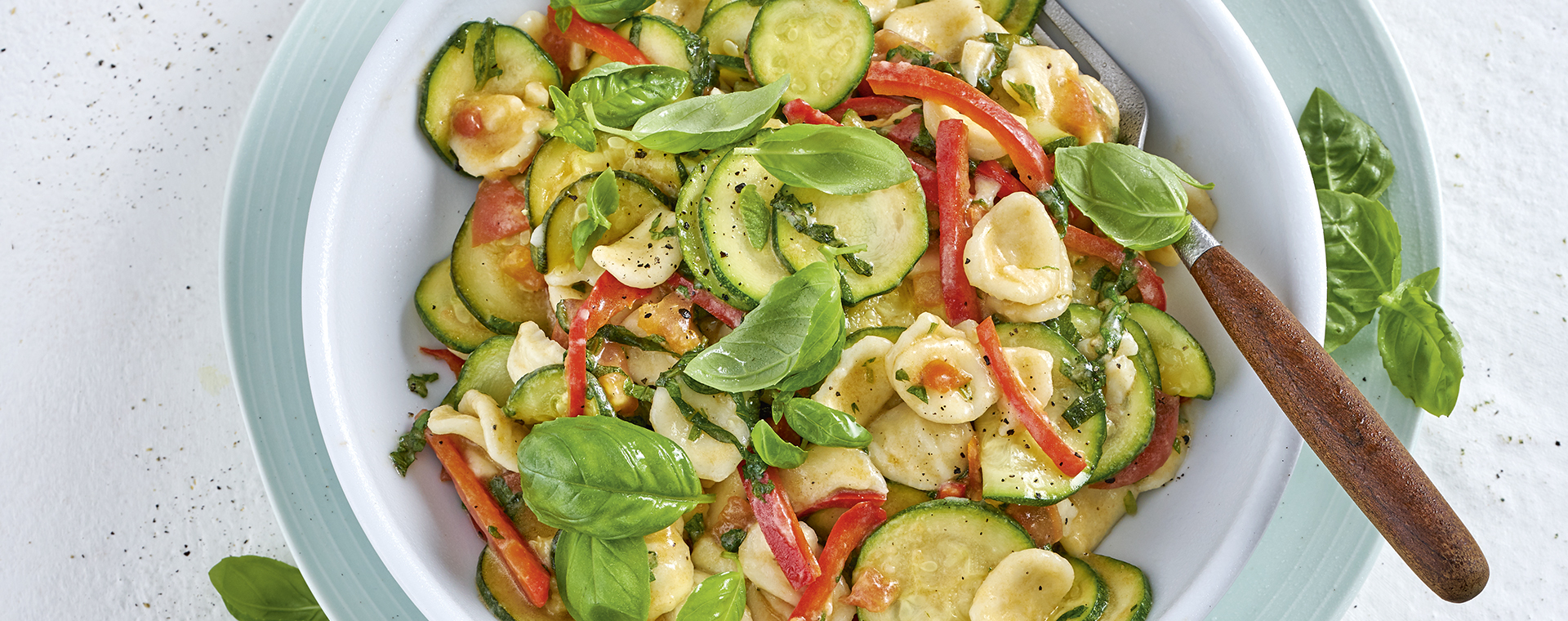 4 19 Zucchini Spitzpaprika Pasta 1920x760px