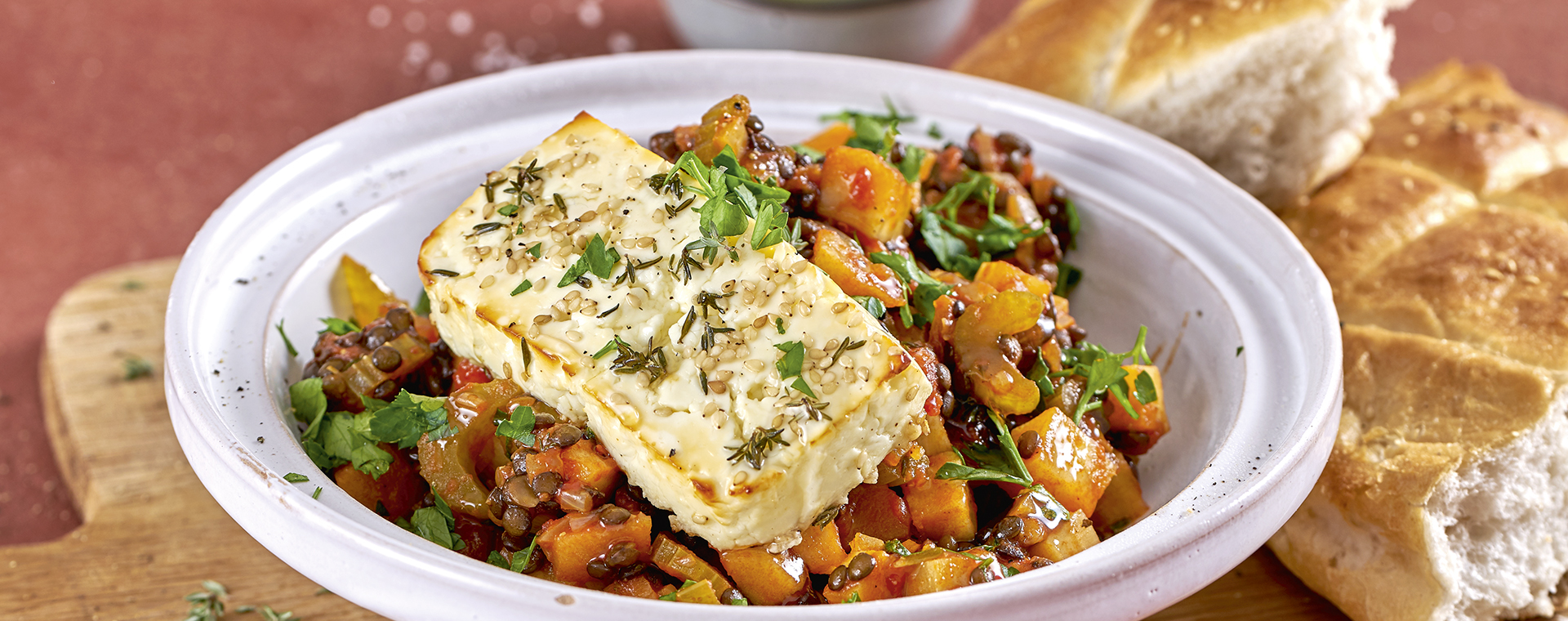 5 19 Gebackener Feta Auf Pastinaken Linsen Sugo 1920x760px