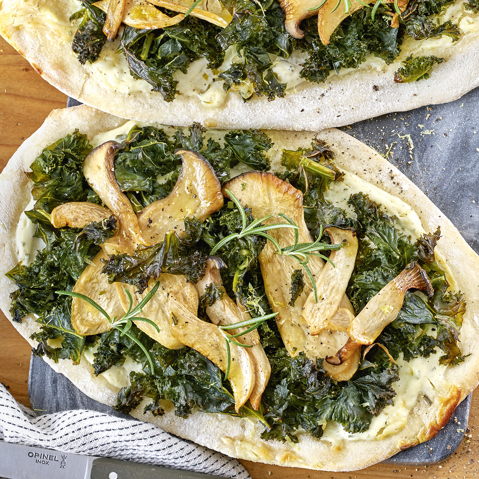 6 19 Flammkuchen Mit Rosmarin Schmand 1600x1600px